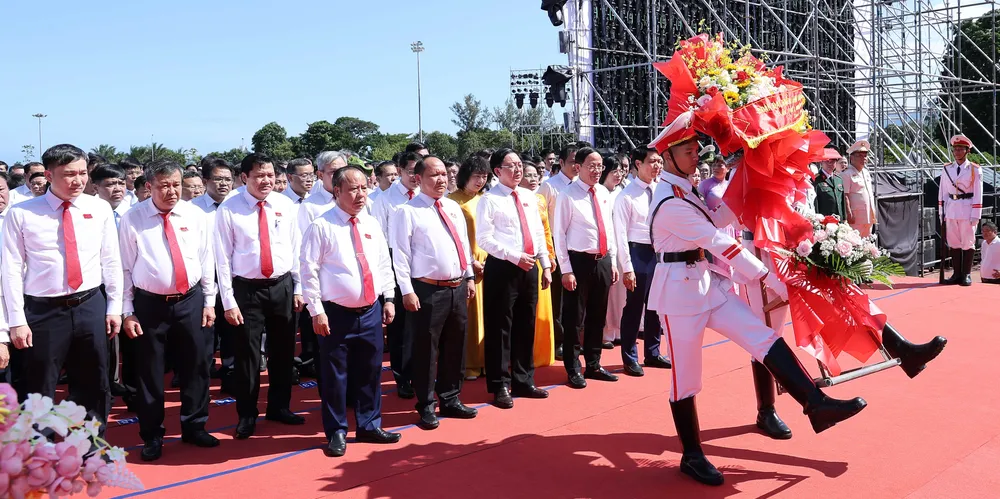 Các đại biểu dâng hoa dưới Tượng đài Cha con Bác Hồ trước phiên trù bị 3A5A1003.JPG