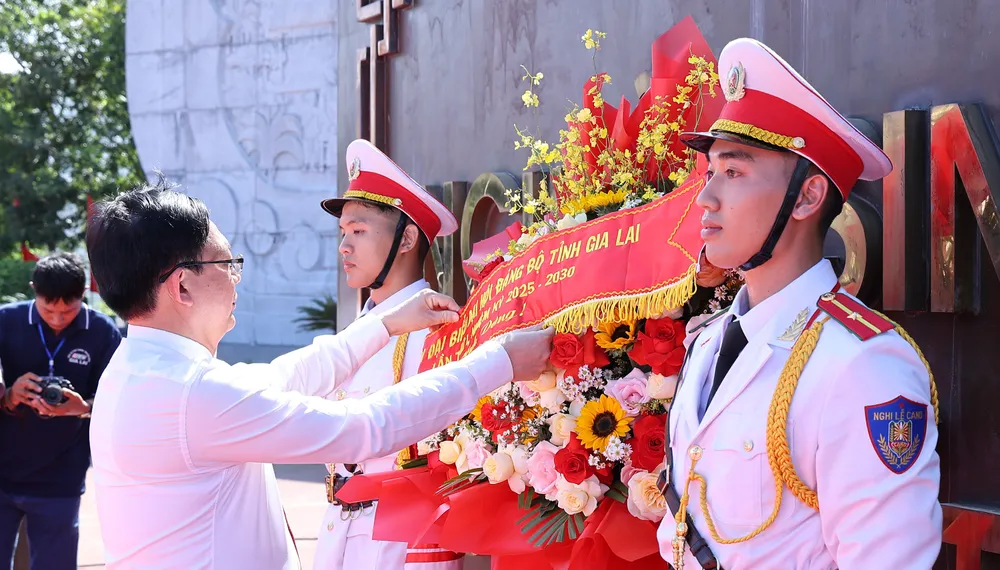 Bí thư Tỉnh ủy Gia Lai Hồ Quốc Dũng dâng hoa dưới Tượng đài cha con Bác Hồ trước phiên trù bị 3A5A1014.JPG