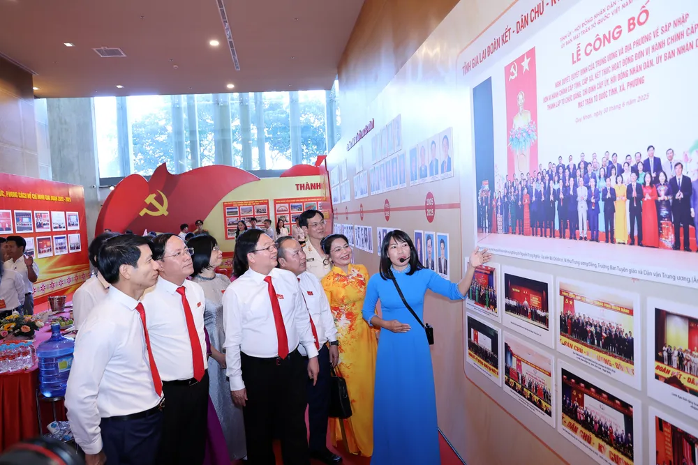 Các lãnh đạo tỉnh Gia Lai tham quan các không gian trưng bày, triển lãm hình ảnh thành tựu phát triển tỉnh 3A5A1358.JPG