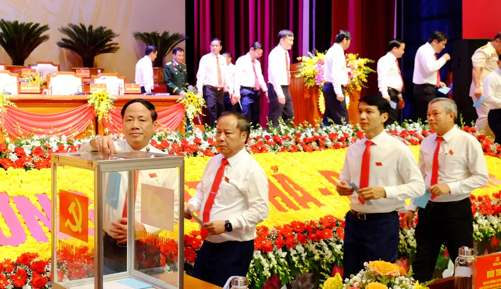 Các lãnh đạo tỉnh Gia Lai quyên góp, ủng hộ đồng bào các tỉnh bị thiệt hại do bão số 10 DSCF4450.JPG