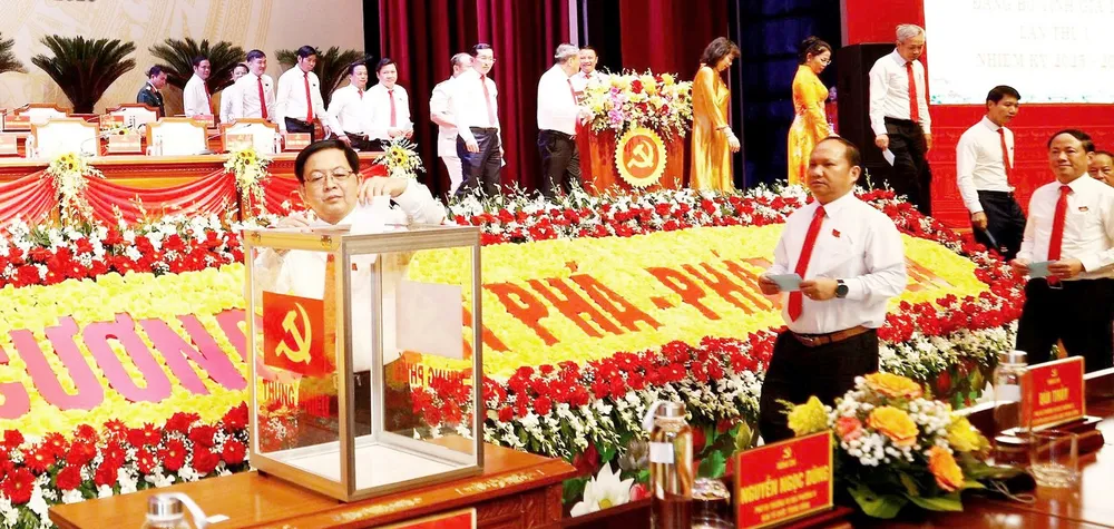 Các lãnh đạo tỉnh Gia Lai quyên góp, ủng hộ đồng bào vùng bão lũ image.jpg