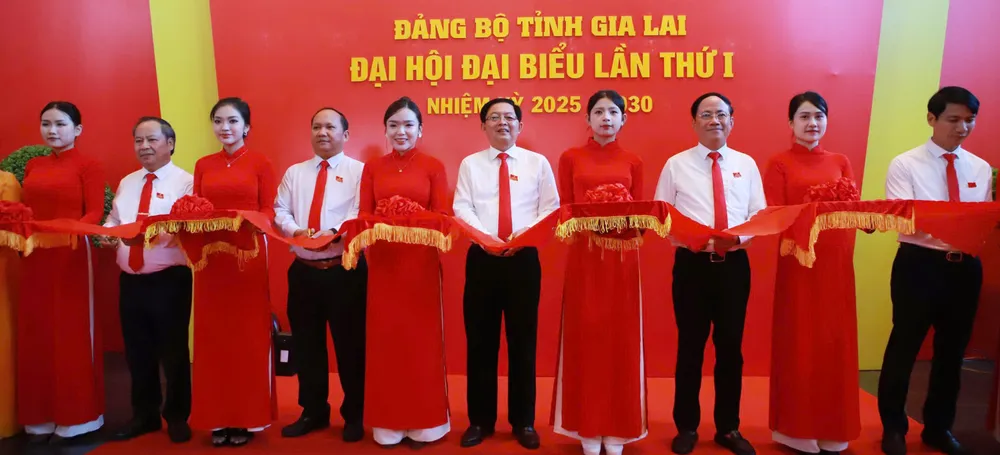 Cắt băng khai trương không gian triển lãm hình ảnh thành tựu phát triển tỉnh Gia Lai z7073906151588_9f7b90ce251b9c4b62ac875512c200e3.jpg