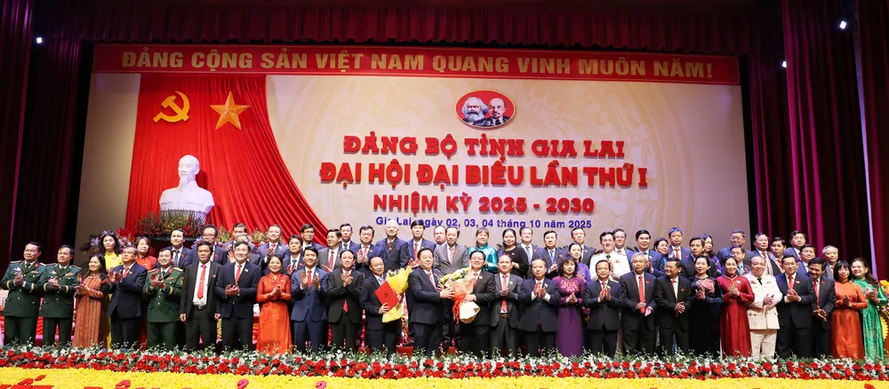 Lãnh đạo Trung ương trao hoa chúc mừng các đồng chí lãnh đạo tỉnh Gia Lai tại đại hội 3A5A1929.JPG