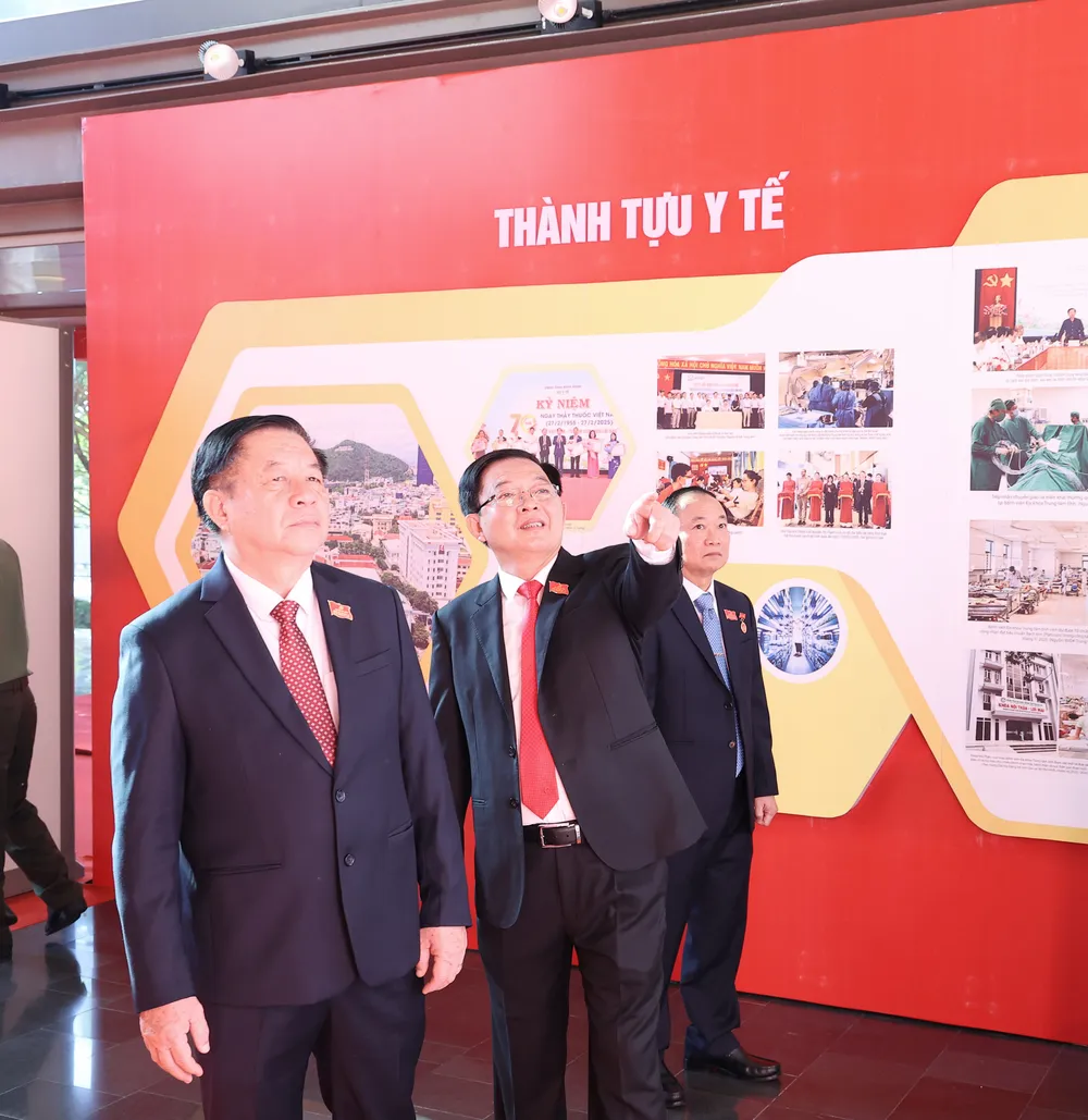 Đồng chí Nguyễn Trọng Nghĩa và nguyên Bí thư Tỉnh ủy Gia Lai Hồ Quốc Dũng tham quan không gian ảnh thành tựu phát triển Gia Lai z7075974498477_781a7b50d61f3769c8378ddf2269b129.jpg