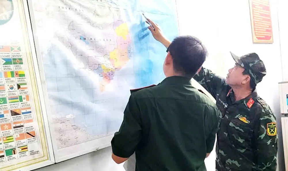 Militärkräfte in Gia Lai ermitteln die Koordinaten eines auf See vermissten Fischerboots. z7079660772406_ac21470aa4e9da4faea05ffc835fd086.jpg