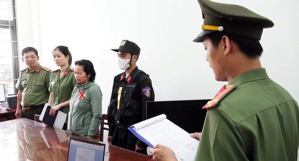 Cơ quan điều tra thi hành các quyết định xử đối với bà Phụng. Ảnh: Công an tỉnh Gia Lai 121.jpg