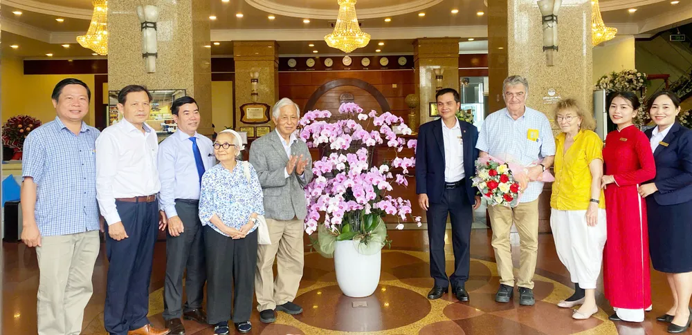 Lãnh đạo Hội Khoa học Gặp gỡ Việt Nam cùng các đại diện đón tiếp vợ chồng GS Serge Haroche (thứ 3 bên phải sang). Ảnh: ICISE z7087707970141_4c8ce6a82e4c2474184762cf901ffd9b.jpg