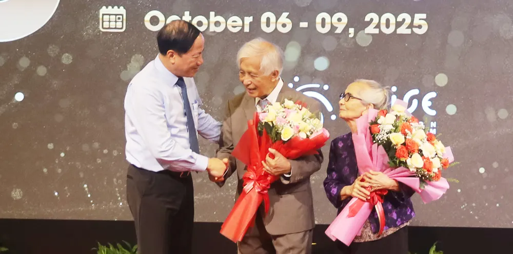Chủ tịch UBND tỉnh Gia Lai Phạm Anh Tuấn trao hoa chúc mừng vợ chồng Giáo sư Trần Thanh Vân 12.jpg