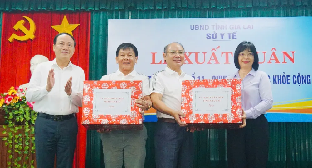 Lãnh đạo UBND tỉnh Gia Lai trao quà gửi hỗ trợ các tỉnh miền Bắc bị bão lũ. Ảnh: THẢO KHUY z7100676347440_a49c230ff9df526fc90412406a3c6f49.jpg