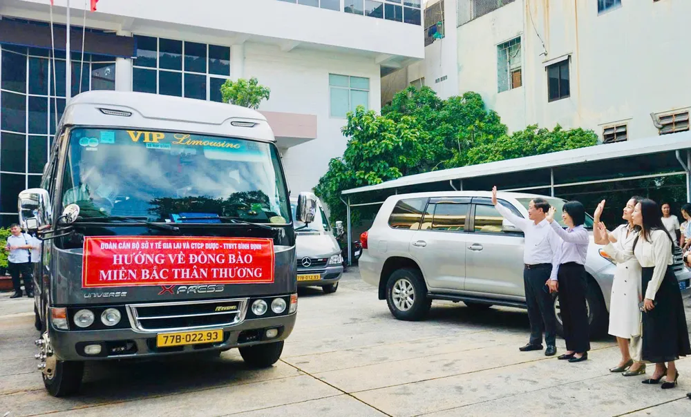 Chuyến xe chở cán bộ y tế đến sân bay Phù Cát để bay ra miền Bắc hỗ trợ vùng bão lũ. Ảnh: THẢO KHUY z7100676355867_1b29907d52ac67b3246b6d6ce75a05d2.jpg