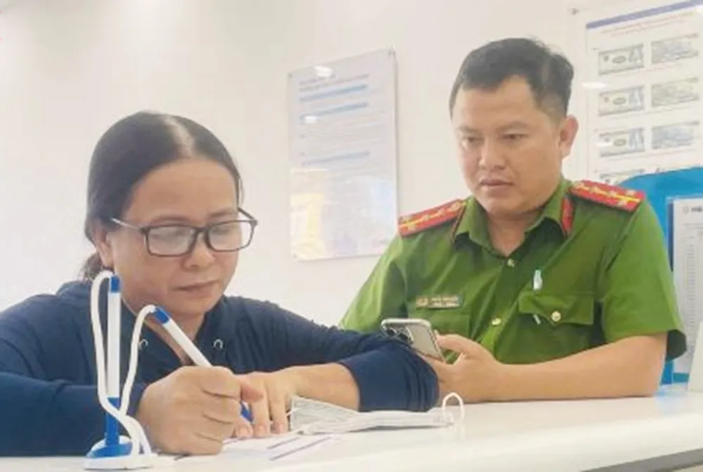 Bà Nguyễn Thị Hạnh làm việc với công an để trả lại số tiền. Ảnh: CÔNG AN TỈNH GIA LAI 2_65.jpg
