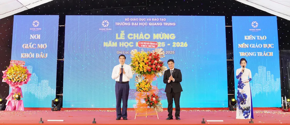Lãnh đạo UBND tỉnh Gia Lai tặng hoa chúc mừng lễ khai giảng Đại học Quang Trung TEM02363.JPG