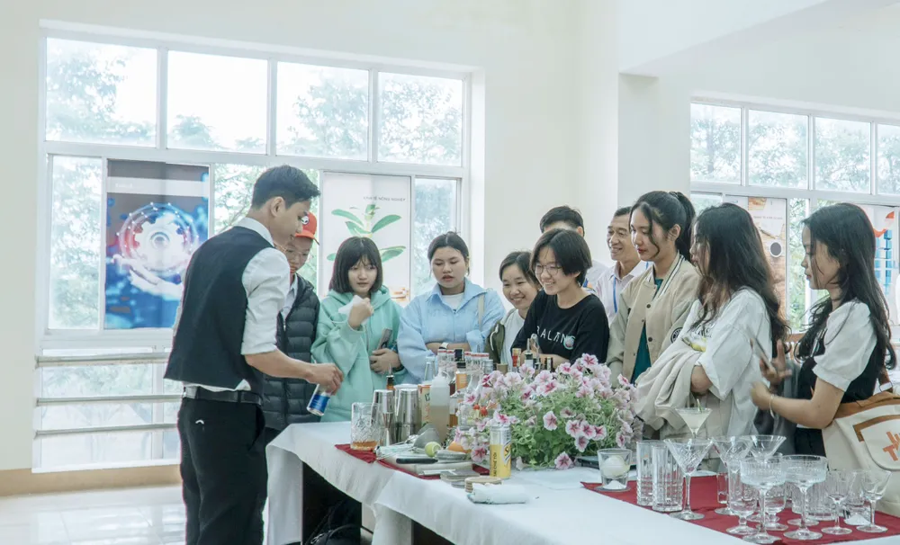 Các sinh viên tham gia chương trình đào tạo về dịch vụ, du lịch tại Đại học Quang Trung z6727632768995_248391fc4e9bdfa8f9b6d0ccfcf5fc2c.jpg