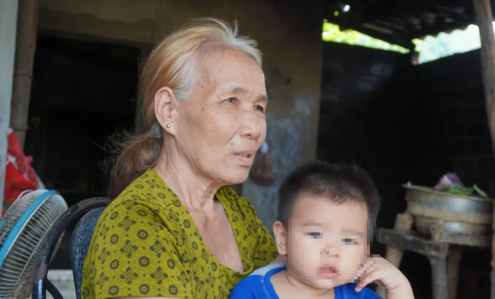 Cụ bà Lê Thị Kim Loa (nhà sát chân núi Câm) mong muốn sớm được di dời đến nơi định cư an toàn DSC06432.jpg
