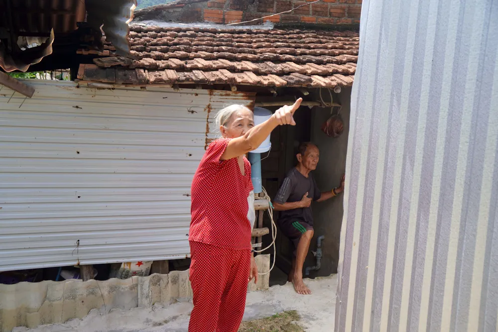 Hai vợ chồng bà Duôn lớn tuổi nhưng vẫn nơm nớp sống trong lo lắng mỗi mùa mưa lũ DSC06507.jpg