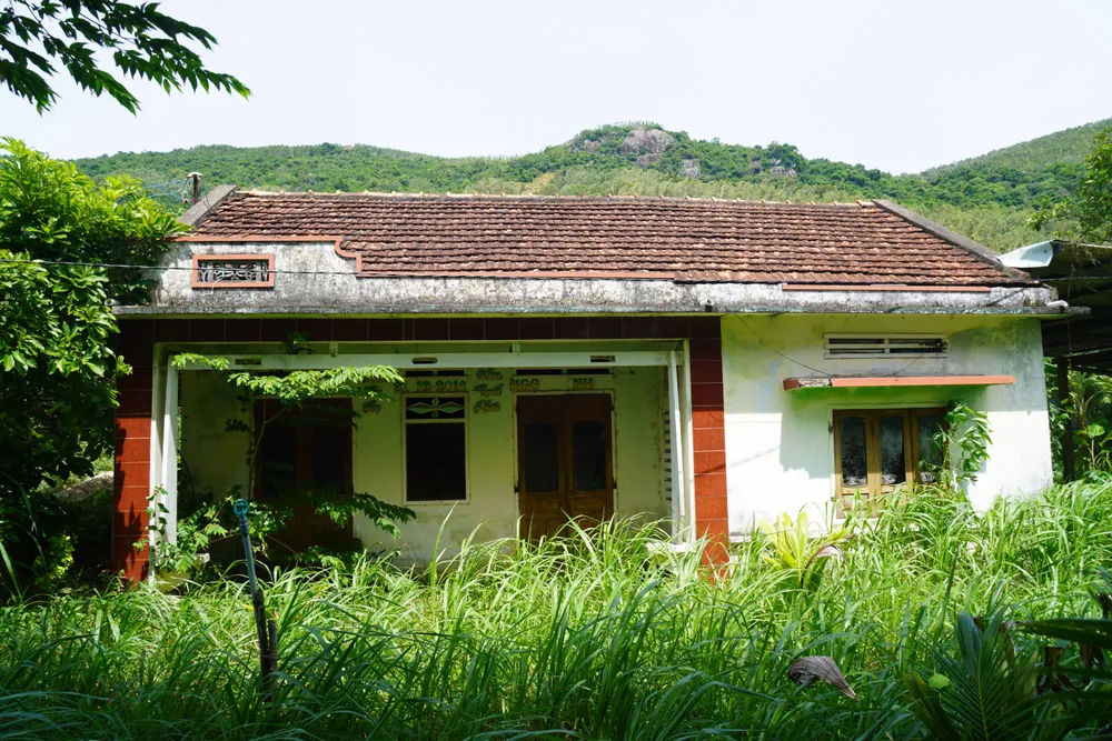 Nhiều nhà dân bỏ hoang, chủ nhà đã rời đi nơi khác vì lo núi lở DSC06535.jpg