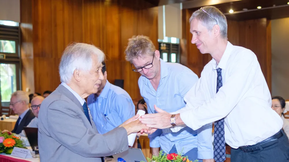 GS Trần Thanh Vân, Chủ tịch Hội Khoa học Gặp gỡ Việt Nam gặp gỡ, chào mừng các nhà khoa học tại sự kiện. Ảnh: TRUNG NHÂN VSEO5-0397.jpg