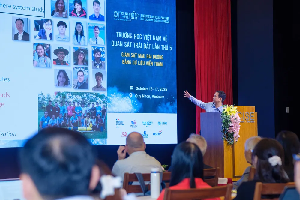 Các nhà khoa học thông tin về Trường học Việt Nam về Quan sát Trái Đất lần thứ 5. Ảnh: TRUNG NHÂN VSEO5-0554.jpg