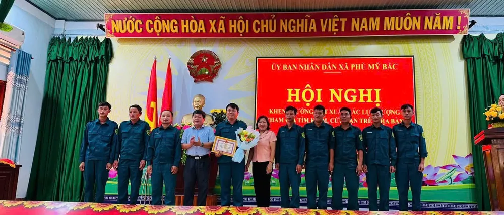 UBND xã Phù Mỹ Bắc trao bằng khen cho tổ cứu hộ z7119577619843_34f2284d94026151d9647913f8675396.jpg