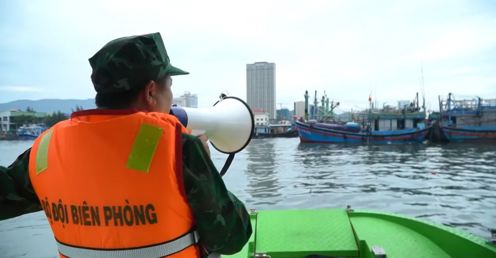 Cán bộ biên phòng tuần tra biển, kêu gọi tàu thuyền chủ động ứng phó bão adr 1 (1).jpg