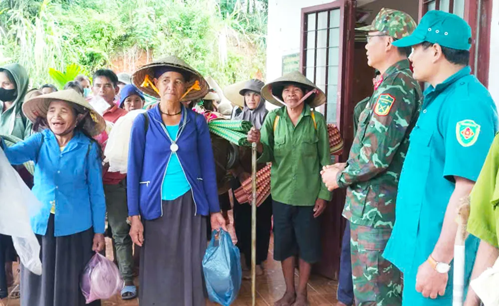 Lực lượng quân sự tỉnh Quảng Ngãi đang vận động người dân chủ động di dời khỏi núi Gò Oát. Ảnh: XUÂN HUYÊN z7140373126456_acfc244892255f9dfe00087d90ac9827.jpg