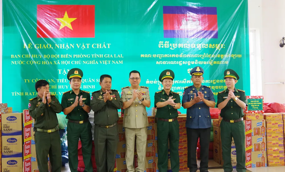 Lãnh đạo 2 bên chứng kiến lễ trao hỗ trợ vật chất, nhu yếu phẩm. Ảnh: CÔNG CƯỜNG ANH 1 (2).JPG