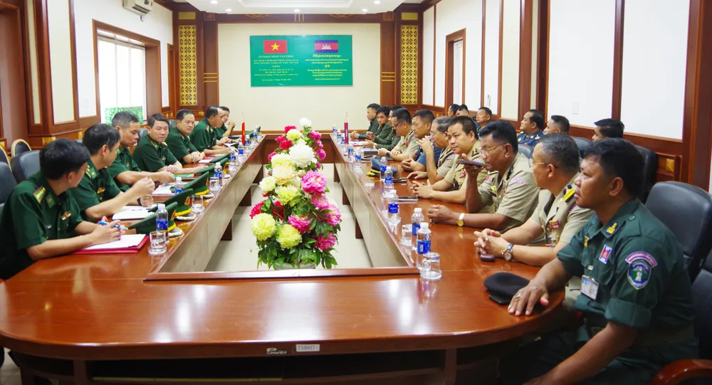 Lực lượng chức năng 2 bên trao đổi, đưa ra các cam kết cùng hỗ trợ, đoàn kết. Ảnh: CÔNG CƯỜNG ANH 2 (2).JPG