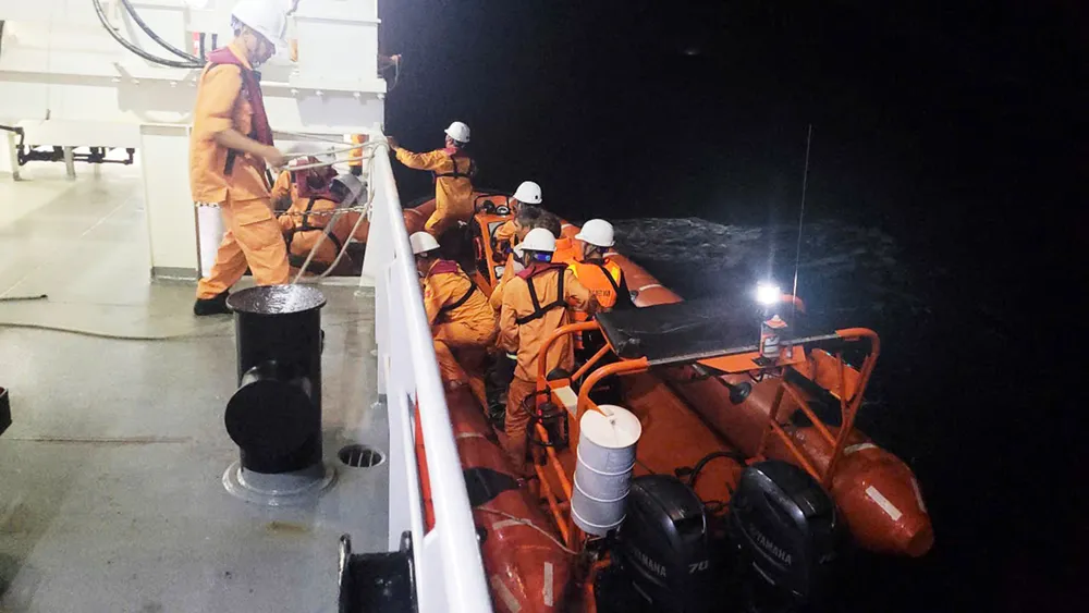 Lực lượng cứu hộ đưa ngư dân Nguyễn Văn C. lên tàu SAR 631. Ảnh: VIETNAM MRCC Nạn nhân được đưa về tàu TKCN cấp cứu.jpg