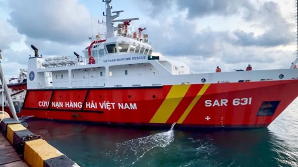 Tàu SAR 631 đang xuất bến hỗ trợ ngư dân bị nạn Picture1.jpg