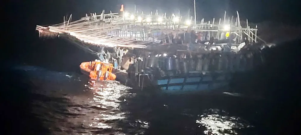 Tiếp cận tàu cá có ngư dân cần được hỗ trợ. Ảnh: VIETNAM MRCC Tàu 631 tiếp cận tàu bị nạn.jpg