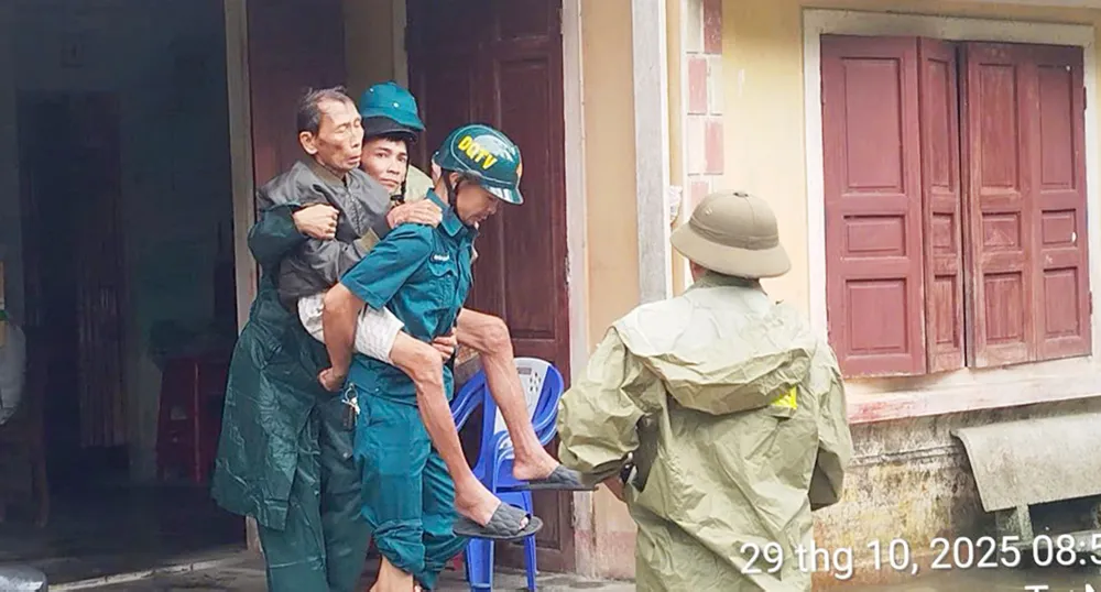 Lực lượng quân sự xã Nghĩa Giang đang hỗ trợ người già có nhà ngập lụt. Ban CHQS xã Nghĩa Giang 571224416_1143463637919215_4279876157673372433_n.jpg