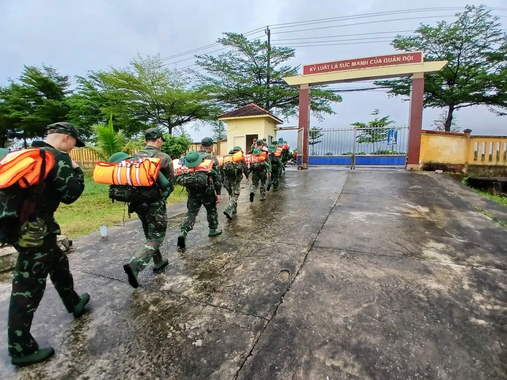 Lực lượng quân đội Quảng Ngãi ra quân hỗ trợ các vùng thiên tai trên địa bàn tỉnh. Ảnh: Bộ Chỉ huy quân sự Quảng Ngãi 572097956_1143467377918841_4171652848108868913_n.jpg
