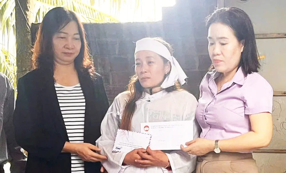 قدمت مجموعة العمل مبالغ مالية لدعم وتشجيع عائلات الصيادين الذين فقدت قوارب الصيد الخاصة بهم. ANH.jpg