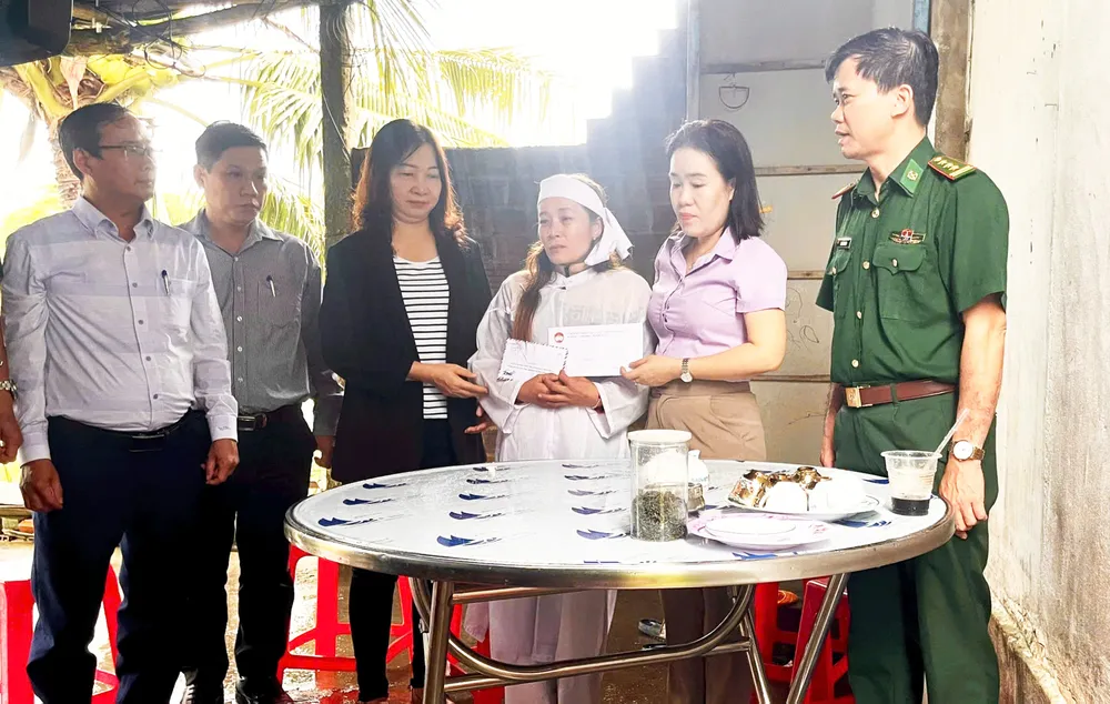 قدمت مجموعة العمل الدعم لأسر الصيادين المفقودين والمصابين في البحر في منطقة هوآي نون دونج. ANH.jpg