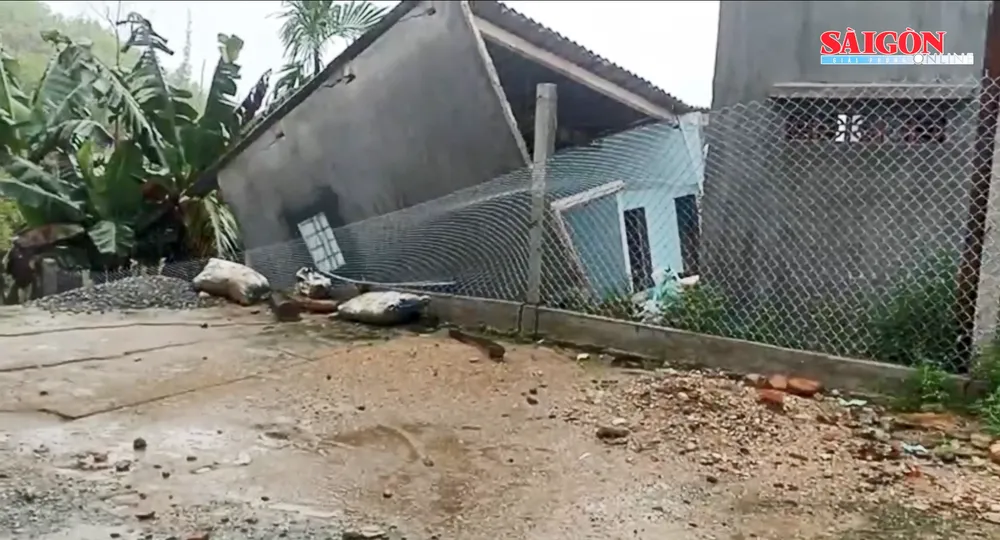 Một ngôi nhà ở xã Tây Trà Bồng đang bị sạt lở dần đổ sập Nhà sạt Tây Trà Bồng.png