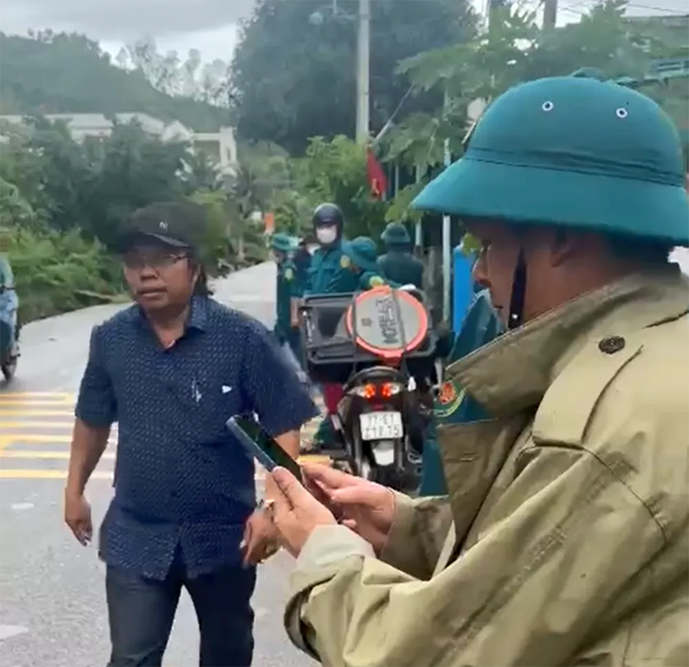 Lực lượng chức năng đang triển khai vận động, di dời người dân vùng sạt lở núi Gành sơ tán Screenshot 2025-10-29 194034.png