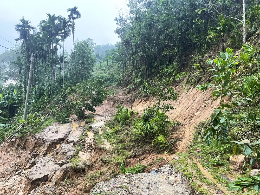 Một điểm đường bị sạt lở, gây chia cắt ở xã Tây Trà. Ảnh: C.LÂM tay tra 3.jpg
