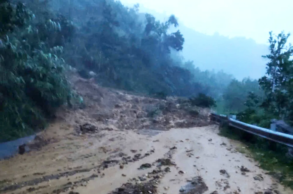 Một tuyến đường bị sạt lở chia cắt ở xã Tây Trà Bồng TB3.jpg