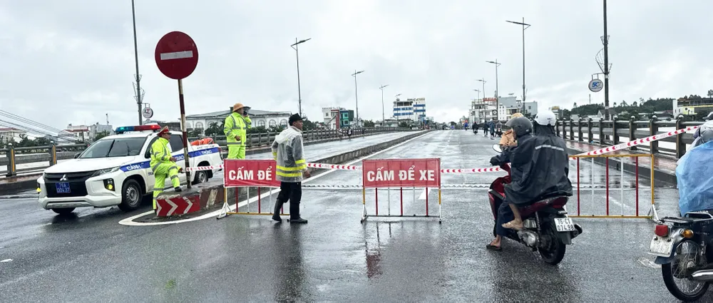 Lực lượng chức năng giăng dây, cắm bảng cấm xe qua cầu Châu Ổ z7167327147799_835f933b843b1adb1c518980c5cc23a9.jpg