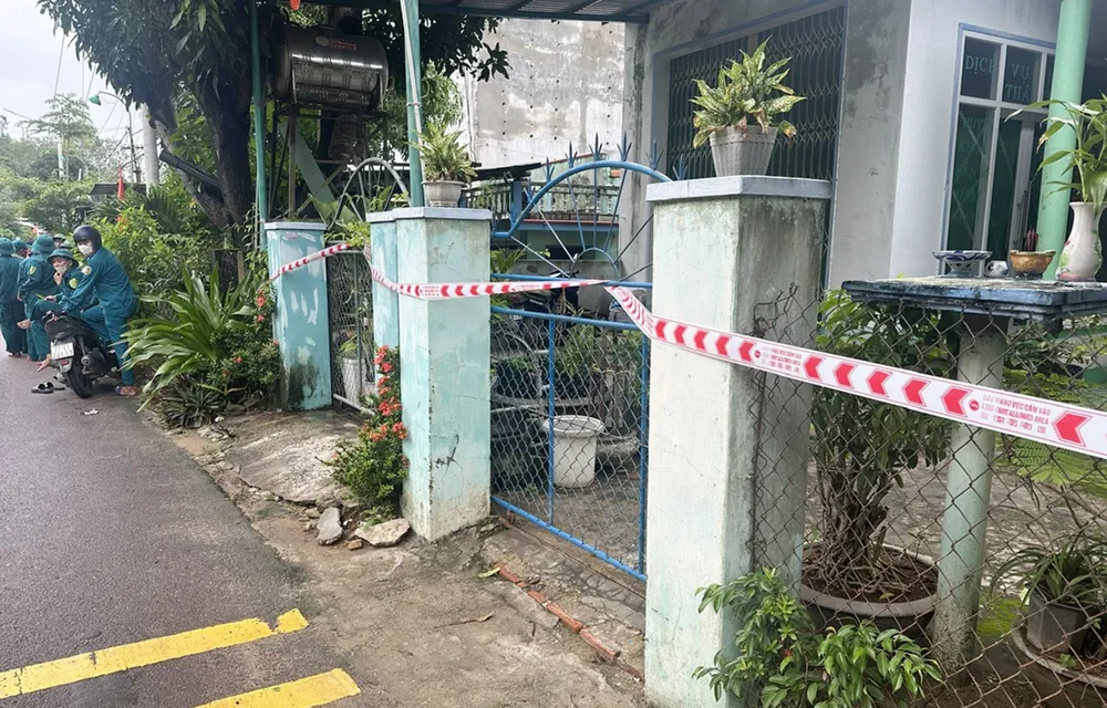 Địa phương tổ chức giăng dây khu vực nhà dân có nguy cơ sạt lở núi Gành, xã Đề Gi z7168468839731_4b558417baa1287ffcfafd0fd4a72aea.jpg