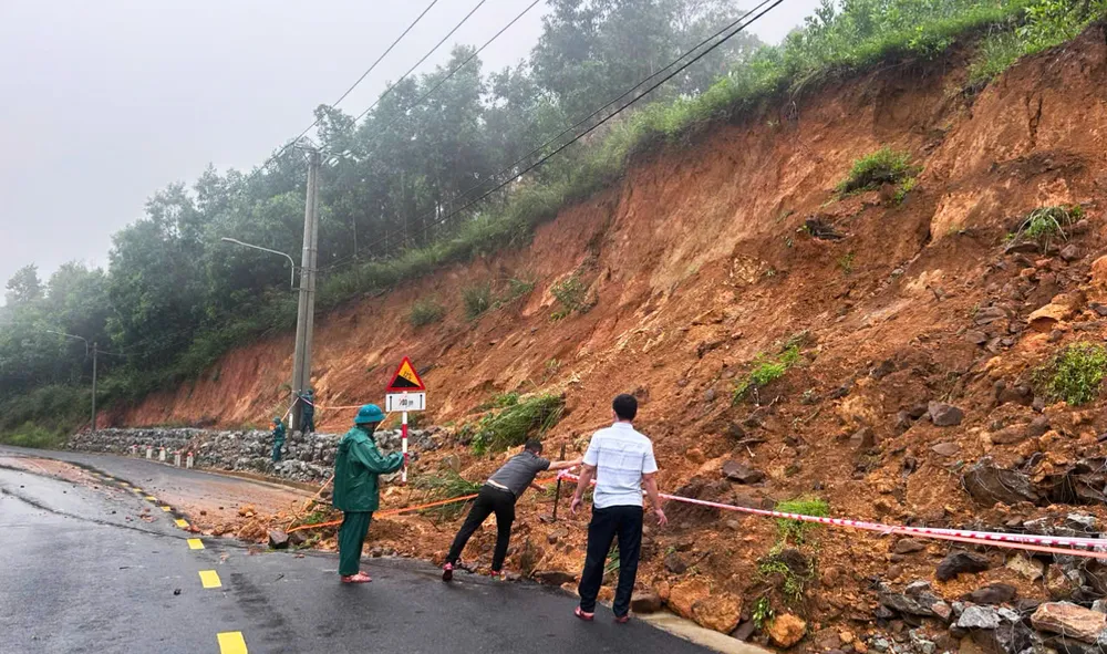 Một điểm sạt lở núi ở đường lên La Vuông, phường Hoài Nhơn Bắc z7168569872078_8ad45da14df2a652c333dbcf91e4c762.jpg