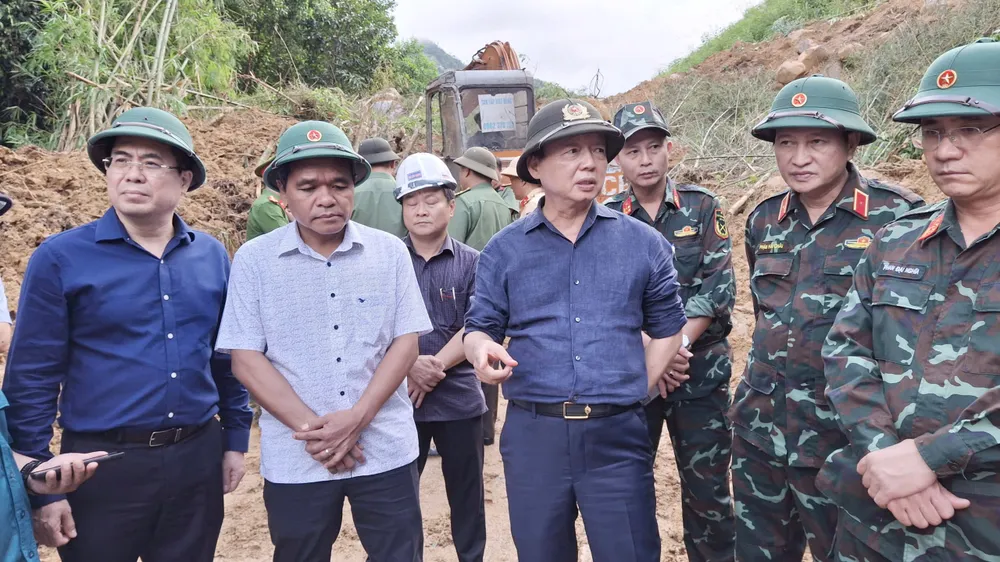 Phó Thủ tướng Trần Hồng Hà kiểm tra, chỉ đạo tại hiện trường