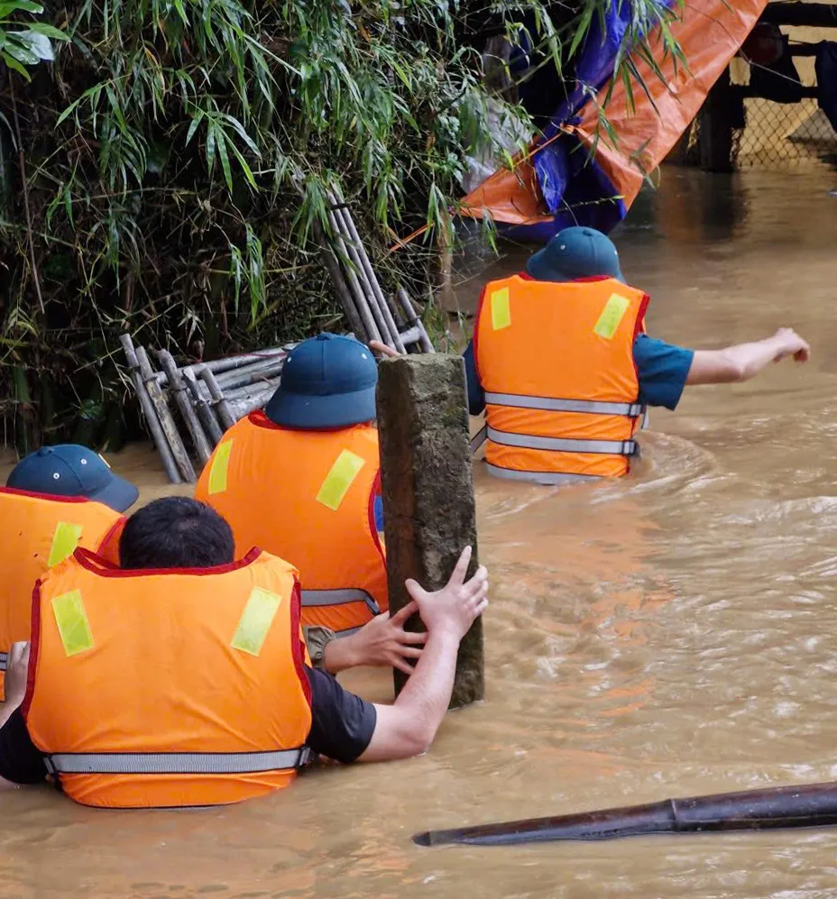 Lực lượng quân sự xã Tịnh Khê (Quảng Ngãi) vào vùng ngập lụt để kiểm tra, hỗ trợ người dân. Ảnh: Bộ Chỉ huy Quân sự Quảng Ngãi 10.jpg