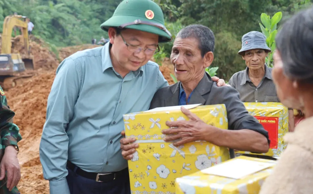 Phó Thủ tướng Hồ Quốc Dũng thăm hỏi, trao quà cho người dân vùng thiên tai tại Quảng Ngãi 3.jpg