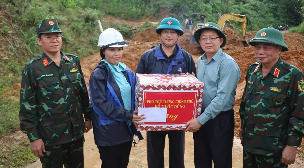 Phó Thủ tướng Hồ Quốc Dũng trao quà cho các đơn vị, địa phương vùng mưa lũ sạt lở tại Quảng Ngãi 4.jpg