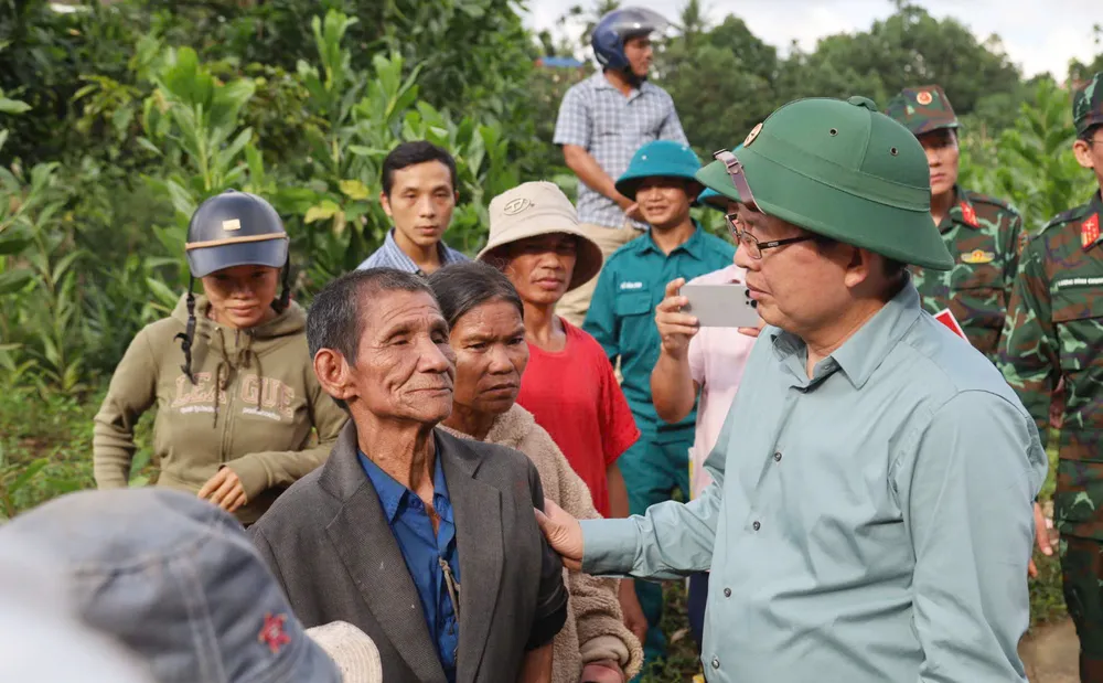 Phó Thủ tướng Hồ Quốc Dũng gặp gỡ, động viên người dân vùng thiên tai tại Quảng Ngãi 5.jpg