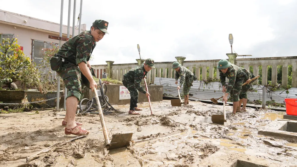 Lực lượng Quân đội tại tỉnh Quảng Ngãi ra quân giúp dọn bùn lũ, khắc phục thiên tai, mưa lớn 9.jpg
