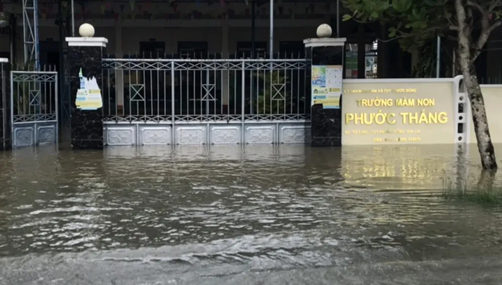 Trường mầm non Phước Thắng đang bị ngập sâu z7171304894312_332d3ad3ceefd1d916b99a5d8ee4e765.jpg
