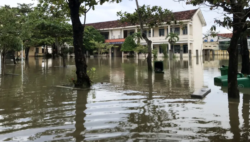 Trời đang ngớt mưa nên nước bắt đầu rút dần z7171304894321_d66b6cd7f8c0348232c3c6adf49d971b.jpg