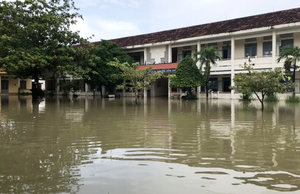 Có 8 ngôi trường ở xã Tuy Phước Đông bị ngập nước từ 0,3-0,5m z7171304894322_b63f23dead55bbb8d8bc9a9ebae28109.jpg